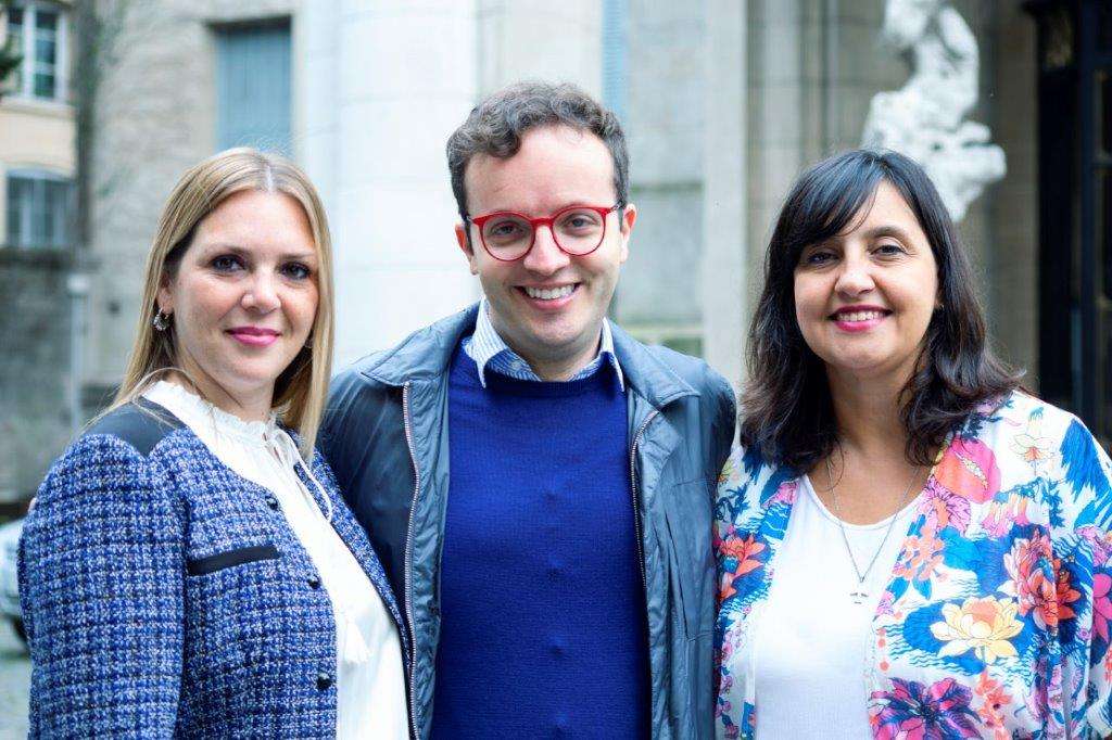 mujeres que viajan solas booking